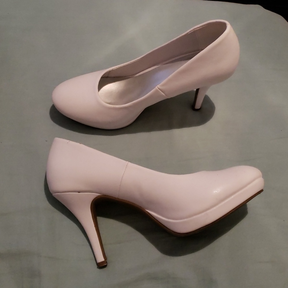 White Chelsea Moreland heels size 8.5